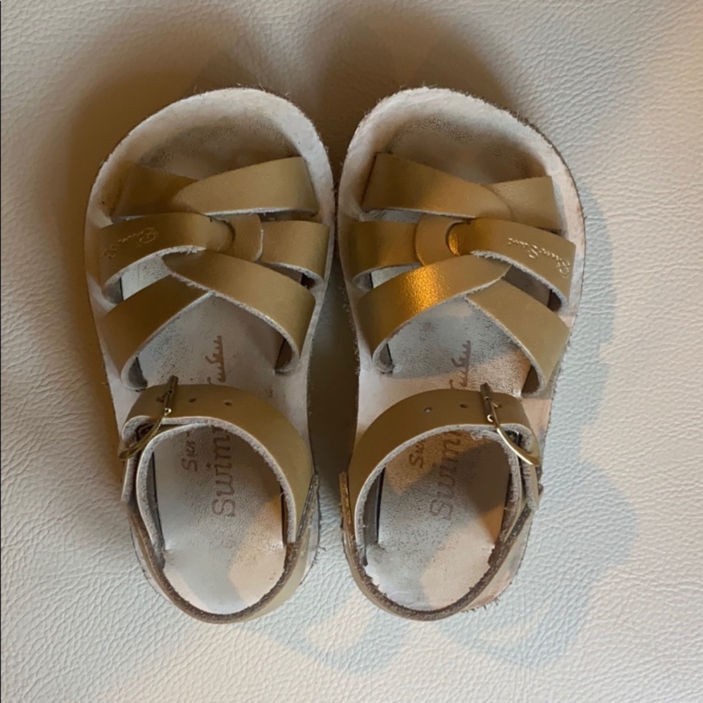 Hoy girl salt water sandal size 6